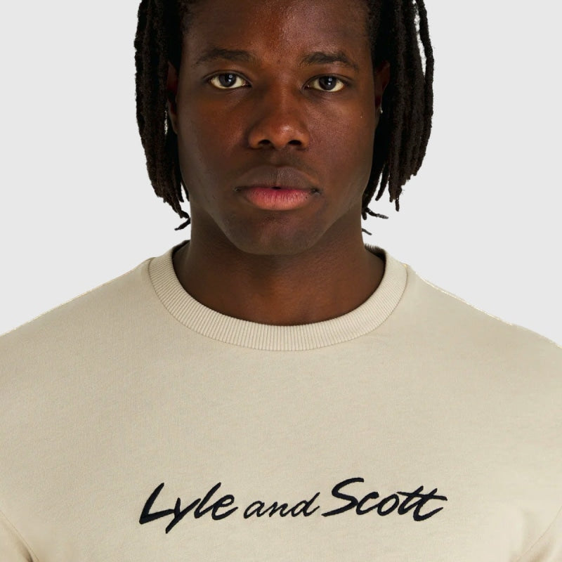 ts1830v w949 script embroidery lyle & scott t-shirt dark viaduct crop1