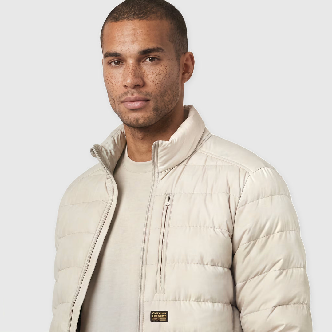 G-Star RAW Foundation Liner jack D24276-D518-1214 in Dark Brick, detail van borstzak en kraag