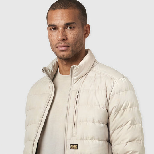G-Star RAW Foundation Liner jack D24276-D518-1214 in Dark Brick, detail van borstzak en kraag